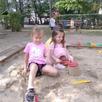 Marysia i Zosia w piaskownicy.jpg